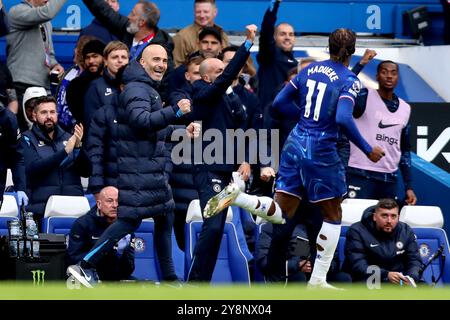 Londres, Royaume-Uni. 06 octobre 2024. Noni Madueke de Chelsea célèbre avoir marqué le premier but de son équipe avec le manager de Chelsea Enzo Maresca (à gauche) lors du match de premier League anglais Chelsea FC contre Nottingham Forest FC à Stamford Bridge, Londres, Angleterre, Royaume-Uni le 6 octobre 2024 Credit : Every second Media/Alamy Live News Banque D'Images