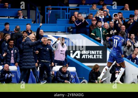 Londres, Royaume-Uni. 06 octobre 2024. Noni Madueke de Chelsea célèbre avoir marqué le premier but de son équipe avec le manager de Chelsea Enzo Maresca (à gauche) lors du match de premier League anglais Chelsea FC contre Nottingham Forest FC à Stamford Bridge, Londres, Angleterre, Royaume-Uni le 6 octobre 2024 Credit : Every second Media/Alamy Live News Banque D'Images