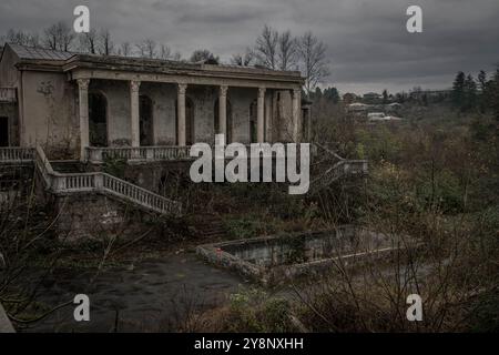 L'ancien bâtiment abandonné du sanatorium à Tsqaltubo, en Géorgie, une ville connue sous le nom de station balnéothérapie soviétique. Banque D'Images
