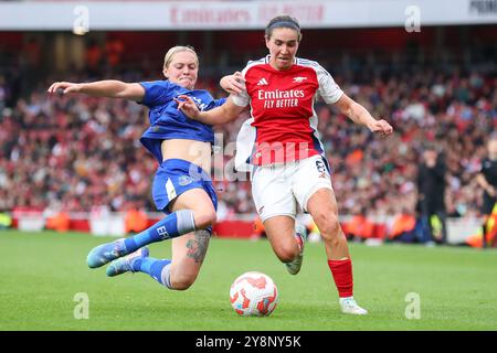 Mariona Caldentey d'Arsenal est contestée par Lucy Hope d'Everton lors du match de Super League féminine de FA Arsenal Women vs Everton Women à Emirates Stadium, Londres, Royaume-Uni, le 6 octobre 2024 (photo par Izzy Poles/News images) Banque D'Images