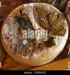 Magasin de fromage Pecorino à Pienza, Italie. Belles roues de fromages Pecorino vieillis et aromatisés sur l'affichage. Banque D'Images