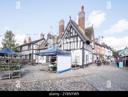 Jour de marché ensoleillé d'octobre à Sandbach, ville de marché de Cheshire East. Quelques stands en face du Black Bear Inn, mais beaucoup plus ailleurs. Banque D'Images