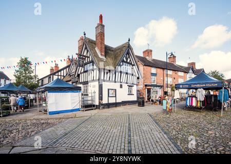 Jour de marché ensoleillé d'octobre à Sandbach, ville de marché de Cheshire East. Quelques stands en face du Black Bear Inn, mais beaucoup plus ailleurs. Banque D'Images