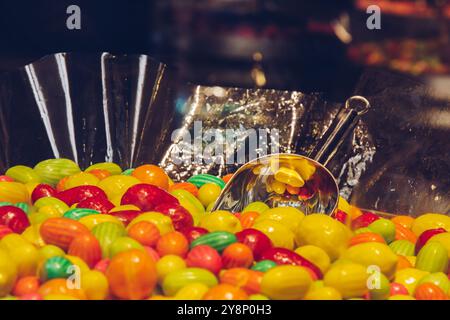 Prague, République tchèque - 11 mai 2019. Boutique de bonbons en Europe. Pelle métallique à l'intérieur. Panier plein de bonbons colorés. Magasin de bonbons local. Un tas de Banque D'Images