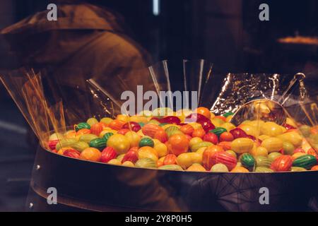 Prague, République tchèque - 11 mai 2019. Magasin de bonbons local. Un tas de dragées colorées. Bonbons en glaçure multicolore. Boutique de bonbons en Europe. Métal Banque D'Images