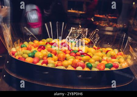 Prague, République tchèque - 11 mai 2019. Un tas de dragées colorées. Bonbons en glaçure multicolore. Boutique de bonbons en Europe. Pelle métallique à l'intérieur. Panier Banque D'Images