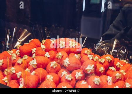 Prague, République tchèque - 11 mai 2019. Boutique de bonbons en Europe. Panier plein de bonbons rouges avec des fleurs blanches sur le dessus. Magasin de bonbons local. Un tas de Banque D'Images