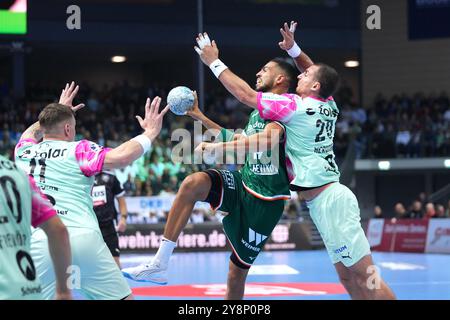 Wetzlar, Allemagne. 06 octobre 2024. Wetzlar, Allemagne, 6 octobre 2024 : Philipp Ahouansou ( 19 Wetzlar ) Tim Freihoefer ( 20 Berlin ) Lasse Bredekjaer Andersson ( 11 Berlin ) lors du match Liqui Moly Handball-Bundesliga entre HSG Wetzlar et Füchse Berlin au Buderus-Arena de Wetzlar, ALLEMAGNE. (Julia Kneissl/SPP) crédit : SPP Sport Press photo. /Alamy Live News Banque D'Images