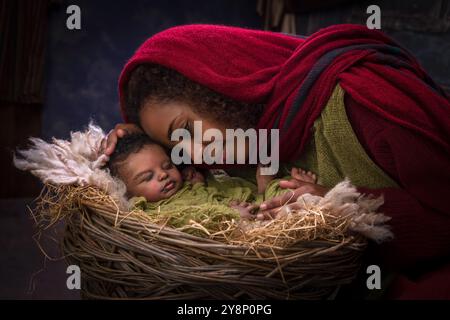 Reconstitution en direct de la scène de la Nativité de Noël dans une version africaine avec Marie vierge éthiopienne et une poupée noire Banque D'Images