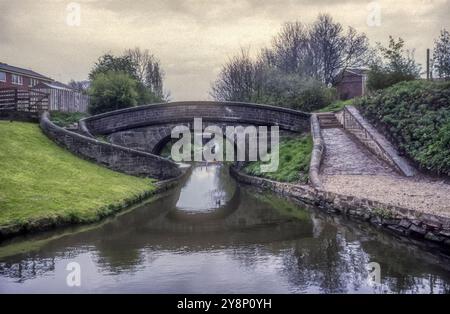 Photographie d'archive de 1988 du pont 76 sur le canal Macclesfield, connu sous le nom de pont Morris. Il s'agit d'un pont roulant classé Grade II qui a permis au cheval remorquant un bateau de traverser le canal lorsque le chemin de halage change de côté. Banque D'Images