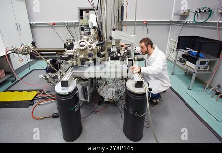 Recherche pour étudier les lois du magnétisme, de l'optique et de l'électronique à l'échelle des atomes et des molécules. Microscopie à balayage-sonde à basse température pour étudier les phénomènes quantiques de base derrière le comportement macroscopique de la matière et pour manipuler leurs composants atomiques de base. Microscope à effet tunnel à balayage pour mesurer les propriétés électroniques, mécaniques et optiques à l'échelle atomique. Nanotechnologie. Laboratoire. CIC nanoGUNE Nano science Cooperative Research Center. Donostia. San Sebastian. Gipuzkoa. Pays Basque. Espagne. Banque D'Images