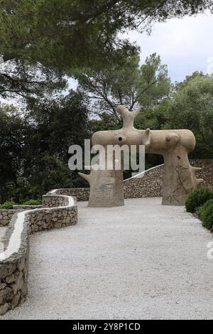 Miro Labyrinth. Fondation Maeght. le labyrinthe. sculpture. France. Arc en l Banque D'Images