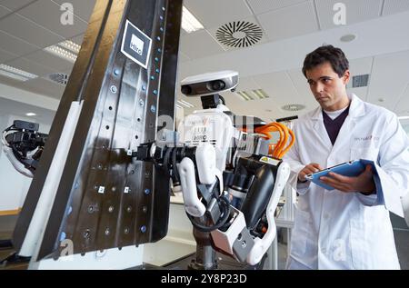 Robot humanoïde HIRO pour les tâches d'assemblage automobile en collaboration avec People Industry, Tecnalia Research & innovation, Technology and Research Centre, Miramon Technological Park, San Sebastian, Donostia, Gipuzkoa, pays basque, Espagne. Banque D'Images
