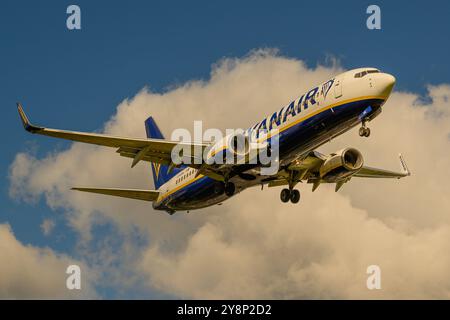 Un Boeing 737-800 de Ryanair en approche finale de la piste 15, aéroport international de Birmingham (BHX), Birmingham, Angleterre Banque D'Images