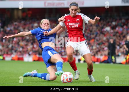 Londres, Royaume-Uni. 06 octobre 2024. Mariona Caldentey d'Arsenal est contestée par Lucy Hope d'Everton lors du match de Super League féminine de FA Arsenal Women vs Everton Women à Emirates Stadium, Londres, Royaume-Uni, le 6 octobre 2024 (photo par Izzy Poles/News images) à Londres, Royaume-Uni le 6/10/2024. (Photo par Izzy Poles/News images/SIPA USA) crédit : SIPA USA/Alamy Live News Banque D'Images