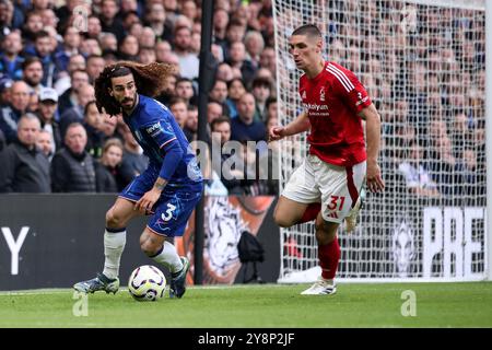 Londres, Royaume-Uni. 06 octobre 2024. Marc Cucurella de Chelsea se bat pour le ballon contre Nikola Milenkovic de Nottingham Forest lors du match de premier League anglais Chelsea FC contre Nottingham Forest FC à Stamford Bridge, Londres, Angleterre, Royaume-Uni le 6 octobre 2024 Credit : Every second Media/Alamy Live News Banque D'Images