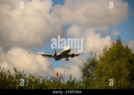 Un Boeing 737-800 de Ryanair en approche finale de la piste 15, aéroport international de Birmingham (BHX), Birmingham, Angleterre Banque D'Images