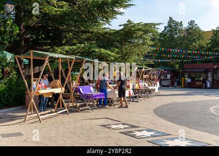 Tbilissi, Géorgie - 17 août 2024 : le parc Mtatsminda est un parc paysager situé au sommet du mont Mtatsminda surplombant la capitale géorgienne Tbilissi. Banque D'Images