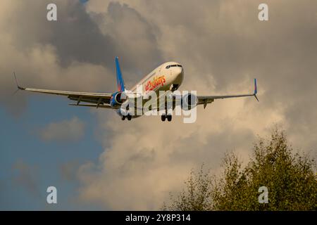 Un Boeing 737-800 Jet2 Holidays en approche finale de la piste 15, aéroport international de Birmingham (BHX), Birmingham, Angleterre Banque D'Images