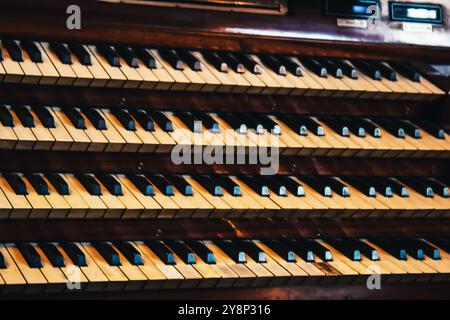 Vienne, Autriche - 12 mai 2019 vue rapprochée d'un orgue d'église avec quatre claviers. Claviers de piano en quatre RAW. Instrument de musique professionnel. Banque D'Images