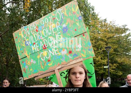 Londres, Royaume-Uni. 6 octobre 2024. Wild Card, Christian Climate action et Chris Packham marchent en faveur de Re Wilding Church of England Land. Les manifestants ont affirmé que les commissaires de l'Église, la riche branche d'investissement de l'Église d'Angleterre, et l'un des plus grands propriétaires terriens d'Angleterre, devraient refaire leurs terres. Crédit : Stephen Bell/Alamy Live News Banque D'Images