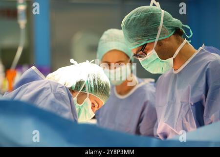 Chirurgie de hernie abdominale, chirurgien, chirurgie générale d'urgence, salle d'opération, Hôpital Donostia, Saint-Sébastien, Donostia, Gipuzkoa, pays Basque, Espagne. Banque D'Images