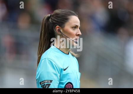 Brisbane Road, Londres, Royaume-Uni. 6 octobre 2024. Femme Super League Football, Tottenham Hotspur contre Liverpool ; arbitre adjointe Emily Carney. Crédit : action plus Sports/Alamy Live News Banque D'Images