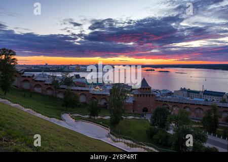 Un magnifique coucher de soleil capturant la vue célèbre sur le Kremlin et la flèche à Nijni Novgorod, où la rivière Oka se jette dans la puissante Volga Banque D'Images