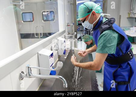 Gommage chirurgical, lavage des mains, salle d'opération, chirurgie, Hôpital Donostia, Saint-Sébastien, Gipuzkoa, pays basque, Espagne. Banque D'Images