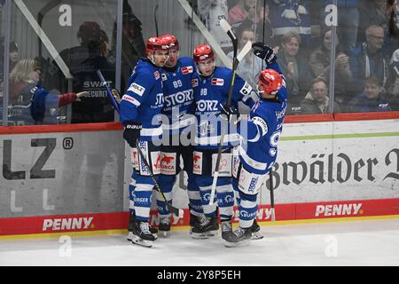 Arkadiusz Dziambor (Schwenninger Wild Wings #16) Zach Senyshyn (Schwenninger Wild Wings #89) Kyle Platzer (Schwenninger Wild Wings #88) Schwenninger Wild Wings gegen Straubing Tigers, Eishockey, DEL, Spieltag 7, saison 2024/2025, 06.10.2024 Foto : Eibner-Pressefoto/Sven Laegler Banque D'Images