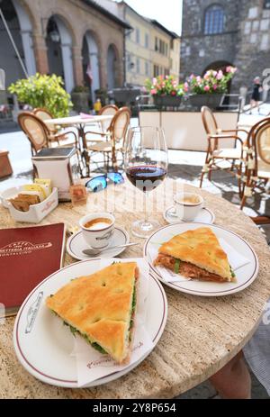 Deux sandwichs prosciutto dans un café en plein air à Montalcino, Toscane, Italie. Gros plan sans personne. Banque D'Images