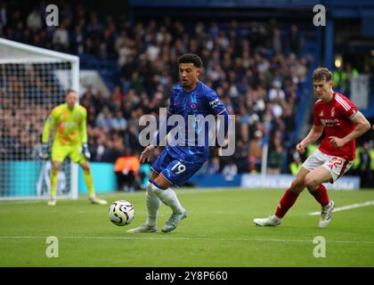 Londres, Royaume-Uni. 6 octobre 2024 ; Stamford Bridge, Chelsea, Londres, Angleterre : premier League Football, Chelsea contre Nottingham Forest ; Jadon Sancho de Chelsea sur le ballon crédit : action plus Sports images/Alamy Live News Banque D'Images