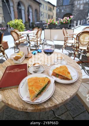 Deux sandwichs prosciutto dans un café en plein air à Montalcino, Toscane, Italie. Gros plan sans personne. Banque D'Images