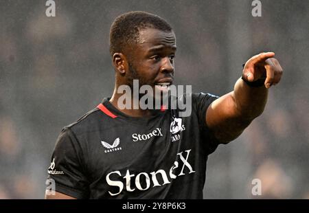 Hendon, Royaume-Uni. 06 octobre 2024. Premier rugby. Saracens V Exeter Chiefs. StoneX Stadium. Hendon. Rotimi Segun (Saracens) points lors du Saracens V Exeter Chiefs Gallagher Premiership match de rugby. Crédit : Sport in Pictures/Alamy Live News Banque D'Images