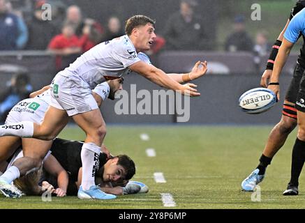 Hendon, Royaume-Uni. 06 octobre 2024. Premier rugby. Saracens V Exeter Chiefs. StoneX Stadium. Hendon. Tom Cairns (Exeter) passe lors du Saracens V Exeter Chiefs Gallagher Premiership match de rugby. Crédit : Sport in Pictures/Alamy Live News Banque D'Images