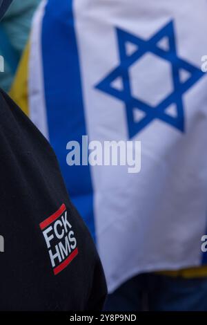 Glasgow, Écosse, 6e octobre 2024. Bring Them Home Now Scotland (BTHNS) et Glasgow Friends of Israel (GFI) commémorent le premier anniversaire de la guerre de Gaza, un conflit qui a profondément impacté la vie d’innombrables Israéliens et Palestiniens, confrontés à une contre-manifestation de partisans pro-Palestine et pro-Liban, à Glasgow, en Écosse, le 6 octobre 2024. Photo : Jeremy Sutton-Hibbert/ Alamy Live News. Banque D'Images