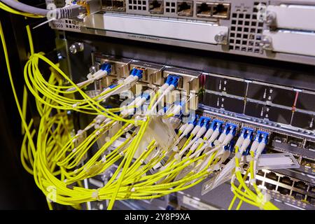 Connexions fibre optique, Centre de traitement des données, Département des serveurs informatiques en raks, Hôpital Donostia, Saint-Sébastien, Gipuzkoa, pays Basque, Espagne. Banque D'Images