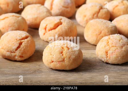 Un lot de plis d'orange fraîchement cuits sur une surface en bois. Banque D'Images