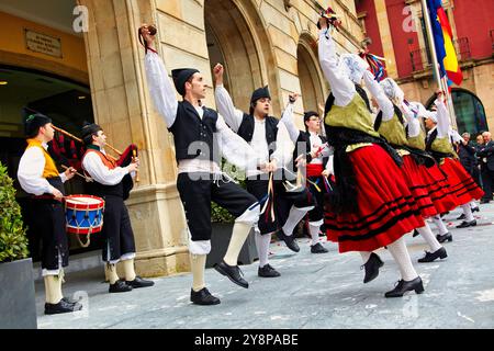 Danses folkloriques asturiennes, Plaza Mayor, Gijon, Asturies. Espagne. Banque D'Images