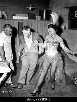Le directeur de la danse KENNY WILLIAMS répète JAMES CAGNEY et CAROL MORRIS (Miss Univers en 1956) pour la première scène avec le jeune Lon Chaney comme chanson de vaudeville et homme de danse sur le plateau Candid lors du tournage de MAN OF A THOUSAND FACES 1957 le réalisateur JOSEPH PEVNEY musique Frank Skinner costumes Bill Thomas Universal International Pictures (UI) Banque D'Images
