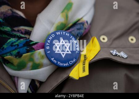 Glasgow, Écosse, 6e octobre 2024. Bring Them Home Now Scotland (BTHNS) et Glasgow Friends of Israel (GFI) commémorent le premier anniversaire de la guerre de Gaza, un conflit qui a profondément impacté la vie d’innombrables Israéliens et Palestiniens, confrontés à une contre-manifestation de partisans pro-Palestine et pro-Liban, à Glasgow, en Écosse, le 6 octobre 2024. Photo : Jeremy Sutton-Hibbert/ Alamy Live News. Banque D'Images
