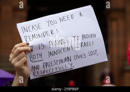 Glasgow, Écosse, 6e octobre 2024. Bring Them Home Now Scotland (BTHNS) et Glasgow Friends of Israel (GFI) commémorent le premier anniversaire de la guerre de Gaza, un conflit qui a profondément impacté la vie d’innombrables Israéliens et Palestiniens, confrontés à une contre-manifestation de partisans pro-Palestine et pro-Liban, à Glasgow, en Écosse, le 6 octobre 2024. Photo : Jeremy Sutton-Hibbert/ Alamy Live News. Banque D'Images