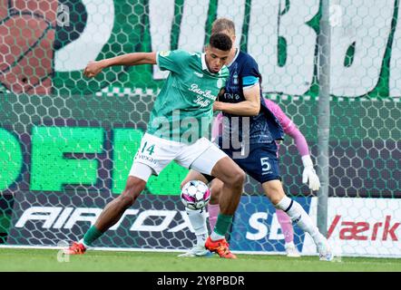 Viborg, Danemark. 06 octobre 2024. Anosike Ementa de Viborg contre Frederik Tingager d'AGF dans le match de super ligue entre Viborg FF et AGF à l'Energi Viborg Arena, dimanche 6 octobre 2024. (Photo : Henning Bagger /Ritzau Scanpix) crédit : Ritzau/Alamy Live News Banque D'Images