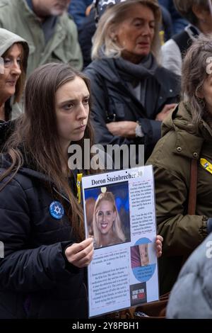 Glasgow, Écosse, 6e octobre 2024. Bring Them Home Now Scotland (BTHNS) et Glasgow Friends of Israel (GFI) commémorent le premier anniversaire de la guerre de Gaza, un conflit qui a profondément impacté la vie d’innombrables Israéliens et Palestiniens, confrontés à une contre-manifestation de partisans pro-Palestine et pro-Liban, à Glasgow, en Écosse, le 6 octobre 2024. Photo : Jeremy Sutton-Hibbert/ Alamy Live News. Banque D'Images