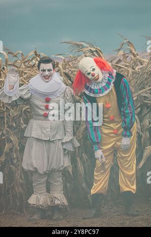 2022 octobre, Francfort, Allemagne, des acteurs en costumes de monstre et d'horreur se produisent dans un labyrinthe d'horreur pour célébrer Halloween. Banque D'Images
