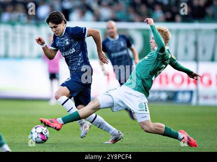 Viborg, Danemark. 06 octobre 2024. Jakob Vester de Viborg contre Eric Kahl d'AGF dans le match de super ligue entre Viborg FF et AGF à l'Energi Viborg Arena, dimanche 6 octobre 2024. (Photo : Henning Bagger /Ritzau Scanpix) crédit : Ritzau/Alamy Live News Banque D'Images