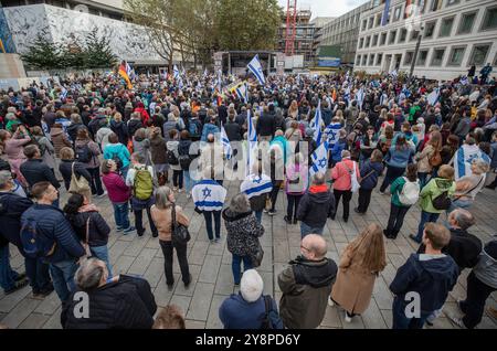 Stuttgart, Allemagne. 06 octobre 2024. De nombreuses personnes participent à un rassemblement pro-israélien sur la place du marché avec des drapeaux israéliens. Le rassemblement fait référence à l’anniversaire des attaques du Hamas contre Israël le 7 octobre 2023. Crédit : Christoph Schmidt/dpa/Alamy Live News Banque D'Images