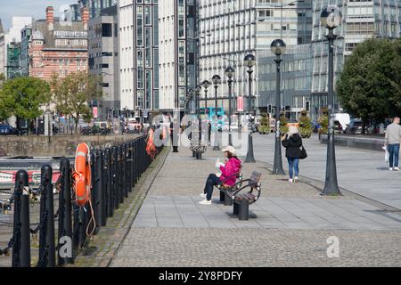 Les gens sur un trottoir dans le centre-ville de Liverpool, Royaume-Uni Banque D'Images