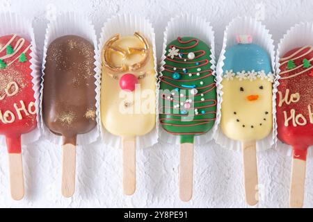 Cakesicles maison. Nourriture de Noël. Bonbons sucrés. Bonhomme de neige et cher Banque D'Images