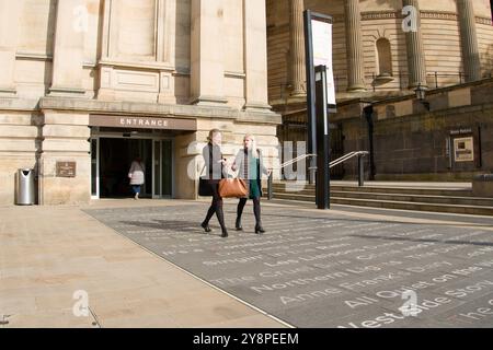 Deux femmes devant le musée du monde de Liverpool Banque D'Images